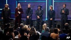 De izquierda a derecha, Chris Stapleton, Brian Kelly, Tyler Habbard, Jason Aldean, Keith Urban y Luke Bryan durante la ceremonia 2017 CMT Artist of the Year Awards en Nashville, Tennessee, el miércoles, 18 de octubre de 2017.