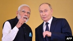 Presiden Rusia Vladimir Putin dan tamunya, Perdana Menteri Narendra Modi, berbincang usai pembicaraan di Kremlin, Moskow Selasa 9 Juli 2024. (Photo by Alexander