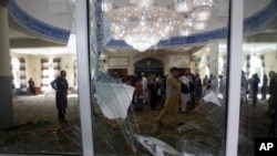 Warga memeriksa kondisi di dalam masjid setelah serangan bom di Kabul, Afghanistan, 12 Juni 2020. AP Photo/Rahmat Gul)