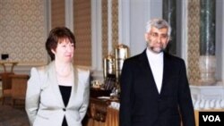 Kepala kebijakan luar negeri Uni Eropa, Catherine Ashton (kiri) dan kepala perunding Iran, Saeed Jalili dalam perundingan di Istanbul, Turki (21/1).