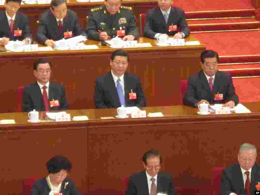 中共领导人出席人大第一天的会议