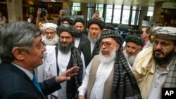 عکس ارشیف: ضمسر کابلوف، نمایندۀ ویژۀ رییس جمهور روسیه در امور افغانستان با شماری از رهبران طالبان
