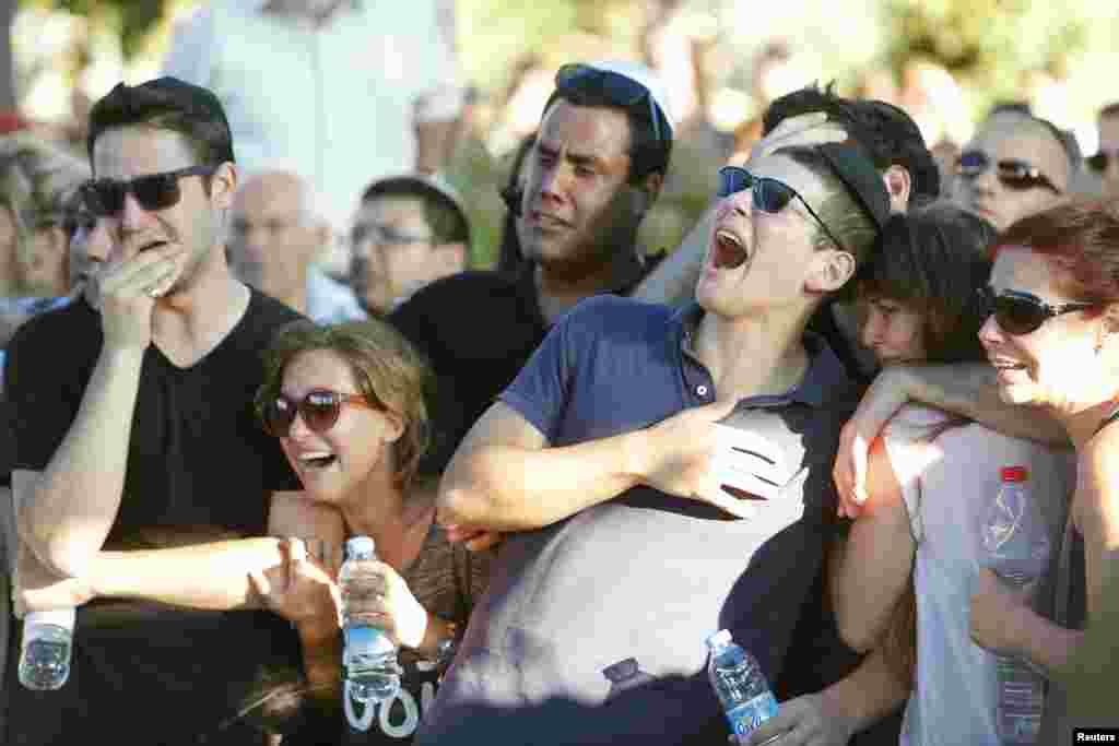 Friends of Israeli soldier Matan Gotlib mourn during his funeral, in Rishon Lezion, near Tel Aviv, July 31, 2014.