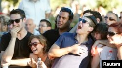 在以色列军人葬礼上的死者友人。