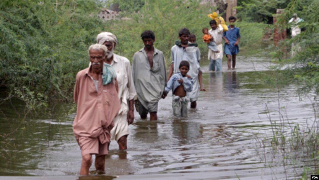 Warga Pakistan di provinsi Sindh harus mengungsi akibat banjir (15/9).