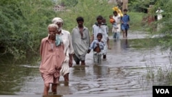 Warga Pakistan di provinsi Sindh harus mengungsi akibat banjir (15/9).