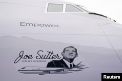 ຮູບແຕ້ມ ໂບ​ອິງ 747 ລຳ​ສຸດ​ທ້າຍເພື່ອ​ລ​ະ​ນຶກ​ເຖິງ​ທ່ານ Joe Sutter, ທີ່​ເປັນ​ຫົວ​ໜ້າ​ປະ​ດິດ​ເຄື່ອງ​ຈັກ Boeing 747 ໃນ​ພິ​ທີ​ມອບ​ຮັບຢູ່​ໂຮງ​ງານ​ຜະ​ລິດເຮືອ​ບິນ Boeing ໃນ​ເມືອງ Everett, ລັດ​ວໍ​ຊິງ​ຕັນ, ວັ​ນ​ທີ 31 ມັງ​ກອນ, 2023