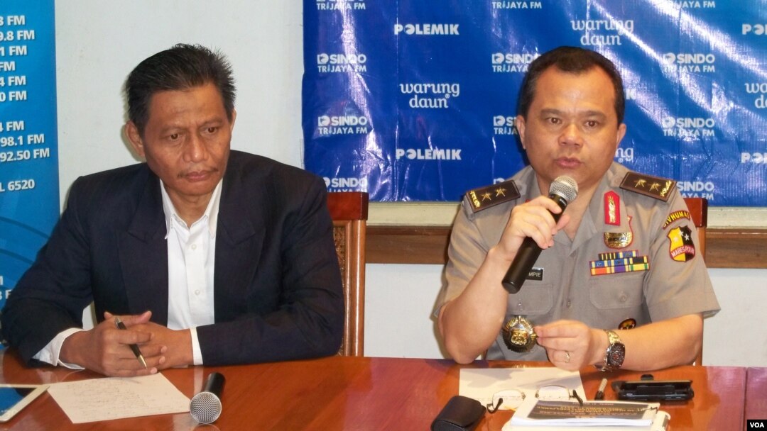 Kadiv Humas Mabes Polri, Irjen Polisi Ronny Sompie (kanan) dan pengamat hukum pidana UII, Mudzakir (kiri) saat berdiskusi terkait pengumumam hasil perolehan suara Pilpres 2014 di Jakarta, Sabtu, 19 Juli 2014 (Foto:VOA/Iris Gera)
