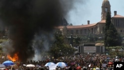 Les étudiants brûlent des toilettes portables au cours de leur protestation contre la hausse des frais académiques à Pretoria, Afrique du Sud, 23 octobre 2015. 