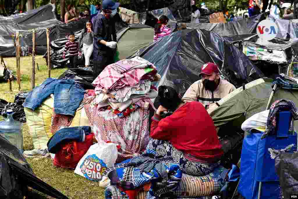 Las familias permanecen con bolsas cargadas de ropa y pocas propiedades, necesarias para subsistir.