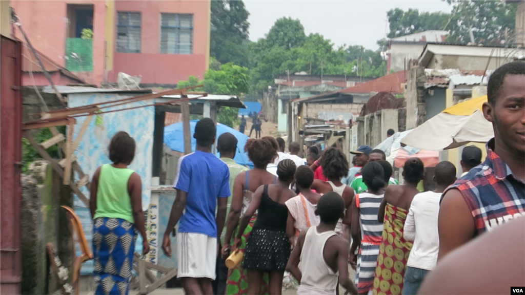 A Lingwala, dans la capitale, la police pourchasse la population, le 20 décembre 2016. (VOA/Charly Kasereka)