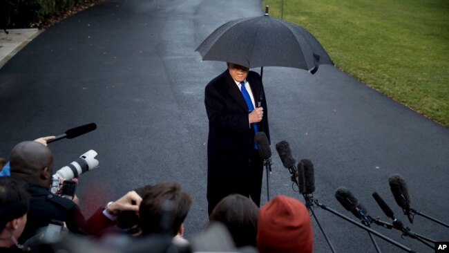 特朗普总统在登上“海军陆战队一号”专用直升机之前在白宫南草坪对媒体谈话。(2019年12月2日)
