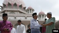 PM Malaysia Najib Razak (kedua dari kanan) di Masiid Putra di Putrajaya, Kuala Lumpur (foto: dok).