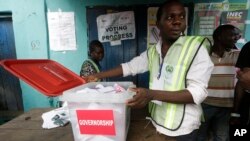 Election official count gubernatorial ballot papers at the end of voting in one of the polling station in Lagos, Nigeria, April 11, 2015. 