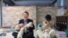 韩国总统尹锡悦的办公室公布总统和夫人2022年12月24日访问一个家犬训练学校的照片。