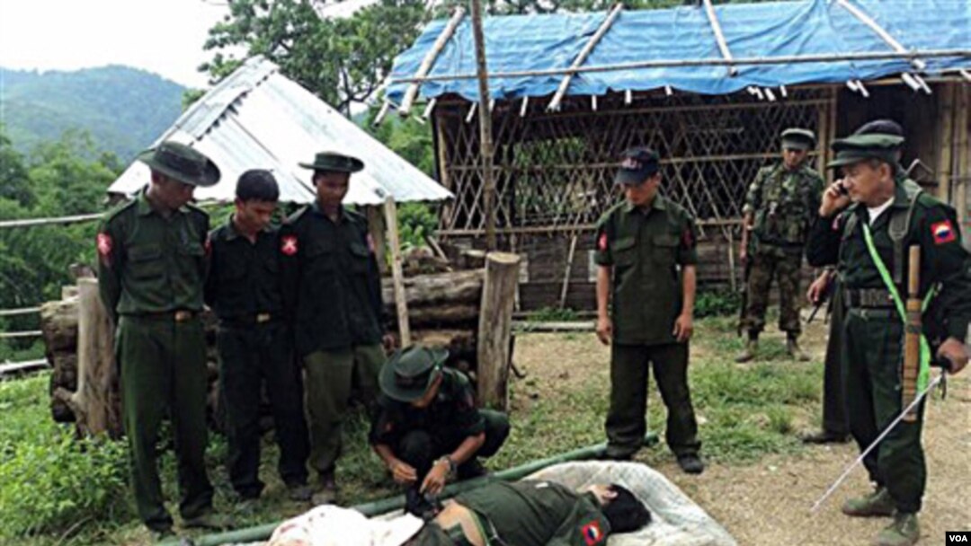 Anggota pasukan pemberontak etnis minoritas Kachin di Birma.