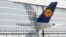 Ekor pesawat Lufthansa tampak mencuat dari hanggar di bandara Franz Josef Strauss di Munich, Jerman selatan. (AFP)&nbsp;