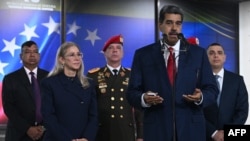 El presidente Nicolás Maduro declara a la prensa, acompañado de su esposa Cilia Flores, jefes militares y escoltas, en la sede del Tribunal Supremo de Justicia en Caracas, el 2 de agosto de 2024.