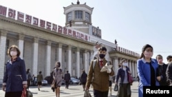  资料照：朝鲜首都平壤居民在疫情期间出门戴口罩。（2020年4月27日）