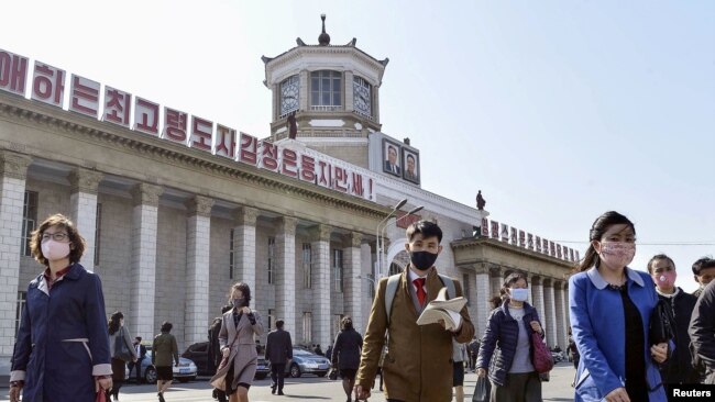 북한 평양 시민들이 마스크를 쓴 채 평양역 앞을 지나고 있다. (자료사진)