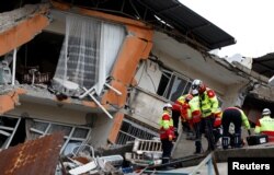 Tim penyelamat International Search and Rescue (ISAR) di Hatay, Turki, 7 Februari 2023. (Foto: REUTERS/Piroschka van de Wouw)