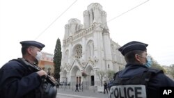 29일 프랑스 니스의 노트르담바실리카 러시아정교회 성당에서 한 남성이 흉기로 사람들을 공격해 3명이 숨졌다.
