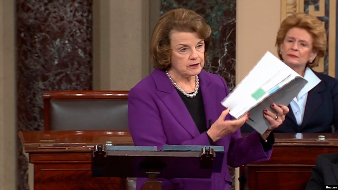Ketua Komite Intelijen Senat AS Dianne Feinstein (kiri) membahas laporan intelijen baru mengenai taktik anti-terorisme CIA.