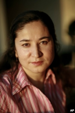 美联社发表的由丽莎·罗斯（Lisa Rose)公布的维吾尔学者热依拉·达吾提（Rahile Dawut）2006年8月摄于乌鲁木齐的照片。