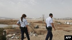 Израильская полиция на месте ракетного обстрела в окрестностях курорта Эйлат - 2 августа 2010г.