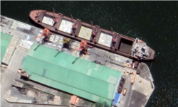 대형 선박이 포대 형태의 물품을 하역 혹은 선적하고 있다. 자료=Maxar Technologies / Google Earth
