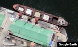 대형 선박이 포대 형태의 물품을 하역 혹은 선적하고 있다. 자료=Maxar Technologies / Google Earth