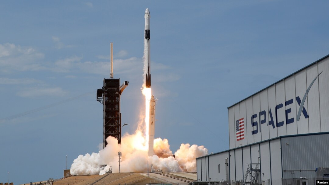 Roket SpaceX "Falcon 9" meluncur dari Kennedy Space Center (foto: dok).

