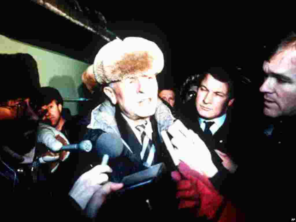 December 23, 1986: Soviet dissident and nuclear physicist Andrei Sakharov arrives in Moscow after Mr. Gorbachev freed him from internal exile as part of his reform policy. (AP)