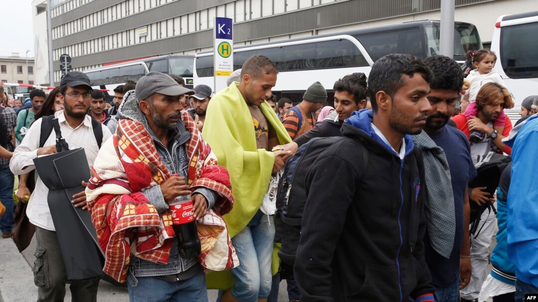 Para migran tiba di stasiun kereta Westbahnhof di Vienna, 5 September 2015 dan ratusan migran tiba dengan bus dan kereta dari Hungaria untuk meneruskan perjalanan mereka ke Jerman.