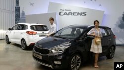 Model berpose disamping Kia New Carens di Seoul, Korea Selatan Selasa (26/7).