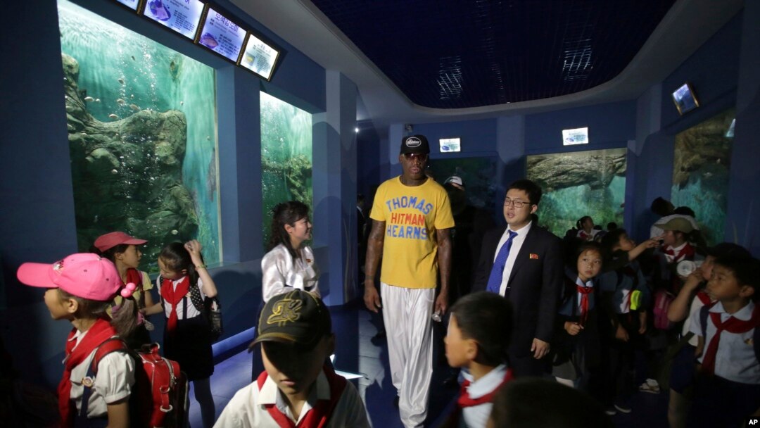 2017年6月16日，前NBA篮球明星丹尼斯·罗德曼与学生们在平壤中央动物园。