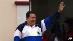 Presiden Hugo Chavez melambaikan tangan kepada pendukungnya dari istana kepresidenan Miraflores di Caracas, Venezuela (13/4).