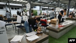 El personal electoral cuenta los votos tras el cierre de un colegio electoral durante las elecciones presidenciales en Guayaquil, Ecuador, el 9 de febrero de 2025. 