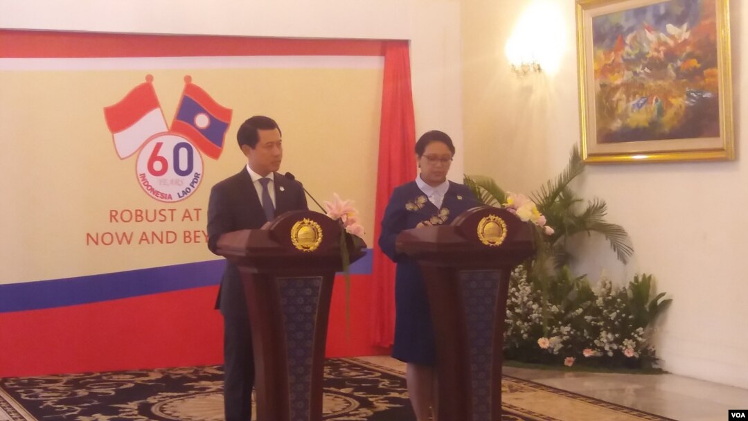 Menandai 60 tahun kerjasama Indonesia-Laos, Menteri Luar Negeri Retno Marsudi dan Menteri Luar Negeri Laos Saleumxay Kommasith pada Kamis (27/7) menggelar pertemuan bilateral di Jakarta, (VOA/Fathiyah)