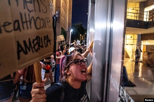 Abortion rights activists protest outside the Arizona state Senate following the U.S. Supreme Court's decision to overturn Roe v. Wade, in Phoenix, Arizona, U.S. June 24, 2022. ( Joel Angel Juarez/USA TODAY NETWORK via REUTERS )