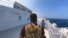 Anggota kelompok pemberontak Houthi berdiri di atas kapal kargo Galaxy Leader yang berlayar di Laut Merah, pada 20 November 2023. (Foto: Houthi Military Media/Handout via Reuters)
