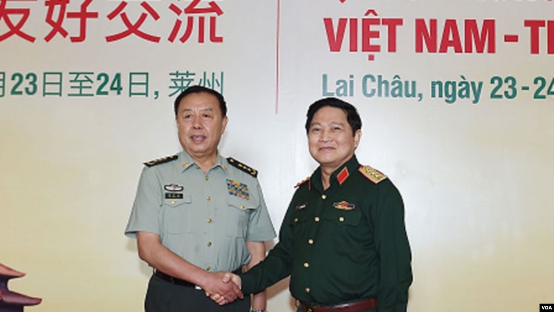 Tướng Ngô Xuân Lịch và tướng Phạm Trường Long chụp hình chung tại cuộc “giao lưu quốc phòng biên giới”. (Hình: Bộ Quốc phòng VN)