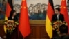 La ministra de Relaciones Exteriores de Alemania, Annalena Baerbock (izquierda), y su homólogo chino, Qin Gang, ofrecen una conferencia de prensa conjunta en la Casa de Huéspedes del Estado de Diaoyutai, en Beijing, el 14 de abril de 2023.