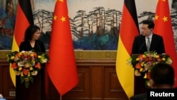 La ministra de Relaciones Exteriores de Alemania, Annalena Baerbock (izquierda), y su homólogo chino, Qin Gang, ofrecen una conferencia de prensa conjunta en la Casa de Huéspedes del Estado de Diaoyutai, en Beijing, el 14 de abril de 2023.