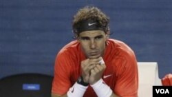 Petenis Spanyol Rafael Nadal terduduk sedih akibat dikalahkan rekan senegaranya David Ferrer di perempat final Australia Terbuka hari Kamis (26/1).