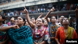 Pekerja pabrik konveksi meneriakkan protes saat bergabung dengan para pengunjuk rasa lainnya dalam aksi demo menuntut kenaikan upah di Dhaka, Bangladesh (23/9).