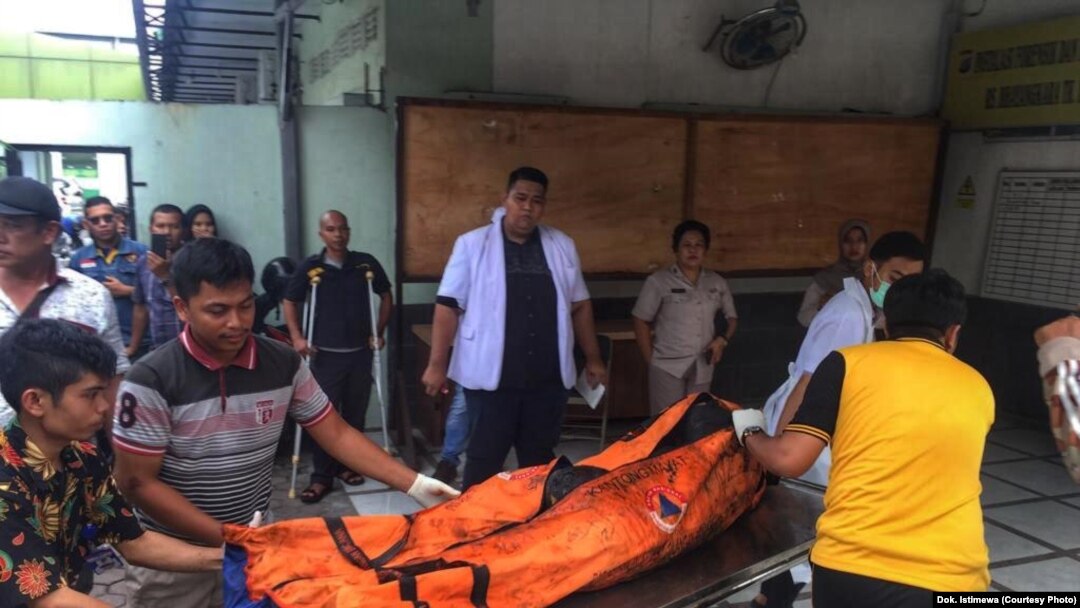 Jenazah korban kebakaran pabrik korek api gas di Langkat, saat tiba di RS Bhayangkara Medan (dok. Istimewa)
