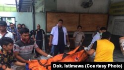 Jenazah korban kebakaran pabrik korek api gas di Langkat, saat tiba di RS Bhayangkara Medan (dok. Istimewa)