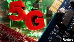 代表5G的3D打印物體放置在主板上。（2020年4月24日）