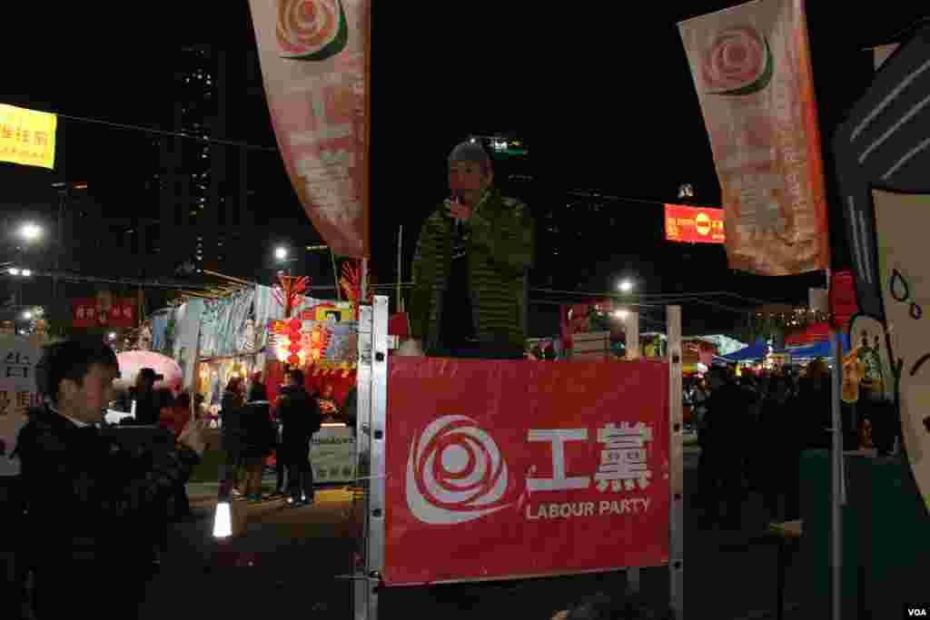 香港泛民及建制政党和团体在年宵花市摆摊宣传（美国之音海彦拍摄）